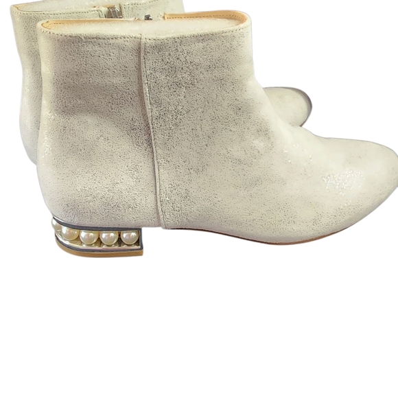 Elegant White Ankle Boots with Pearl Heel - Picture 3 of 7